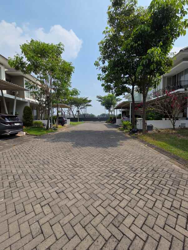 disewakan rumah greenlake surabaya