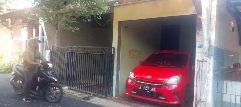 jual rumah tingkat 2 lantai di perumnas depok 2