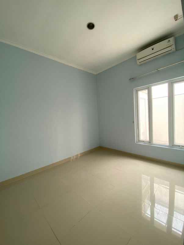 rumah 2 lantai dalam cluster di pondok kelapa jaktim