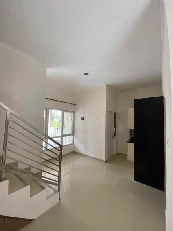 rumah 2 lantai dalam cluster di pondok kelapa jaktim