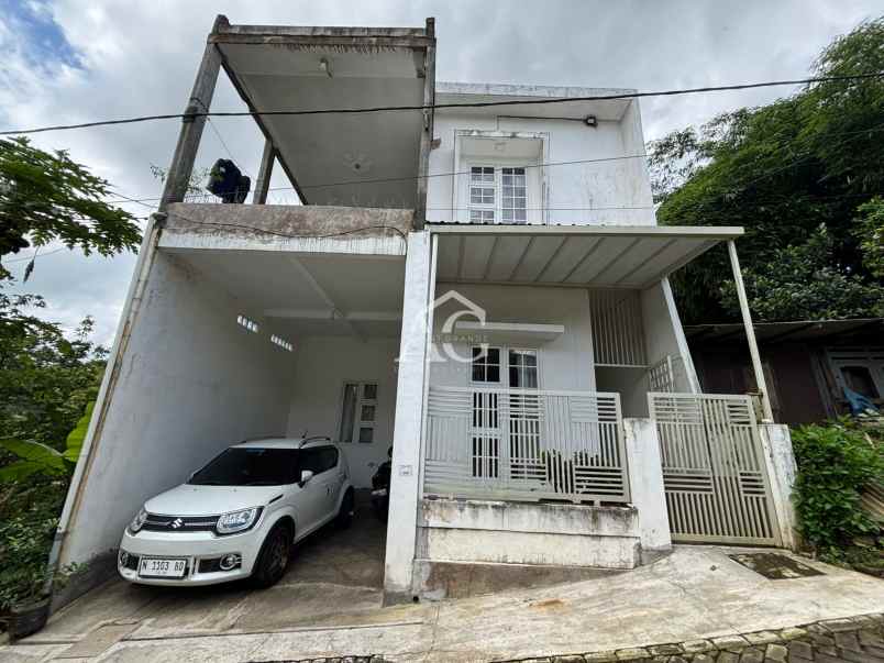 rumah 2 lantai di pakisaji malang