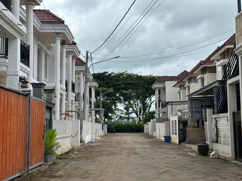 rumah 2 lantai lokasi di kepanjen malang