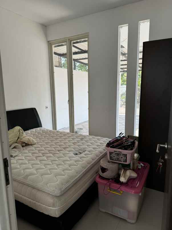 rumah 2 lantai semi furnished siap huni di tenggilis