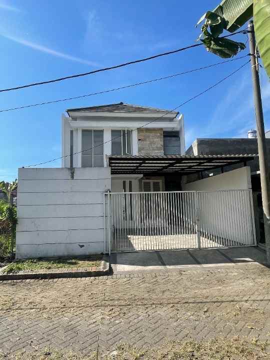 rumah 2 lantai semi furnished siap huni di tenggilis