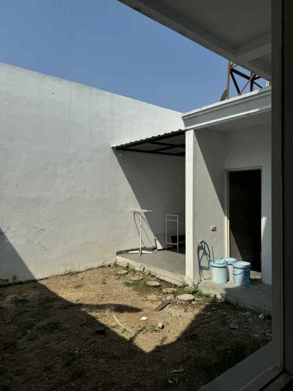 rumah 2 lantai semi furnished siap huni di tenggilis