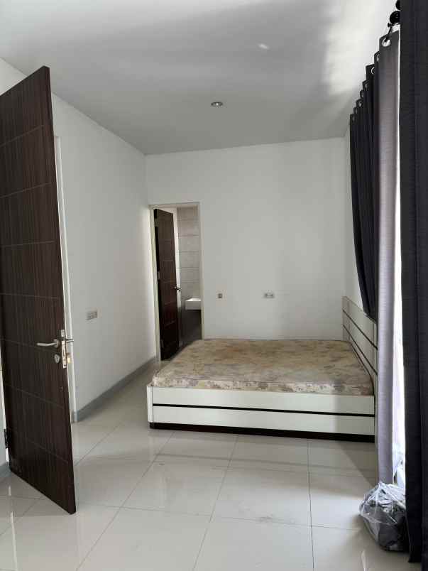 rumah 2 lantai semi furnished siap huni di tenggilis