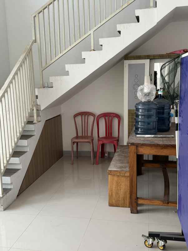 rumah 2 lantai semi furnished siap huni di tenggilis