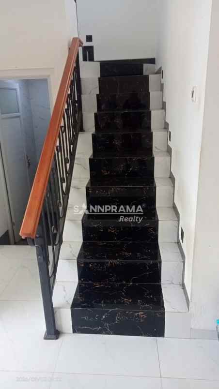 rumah 2 lantai siap huni di tanah baru depok