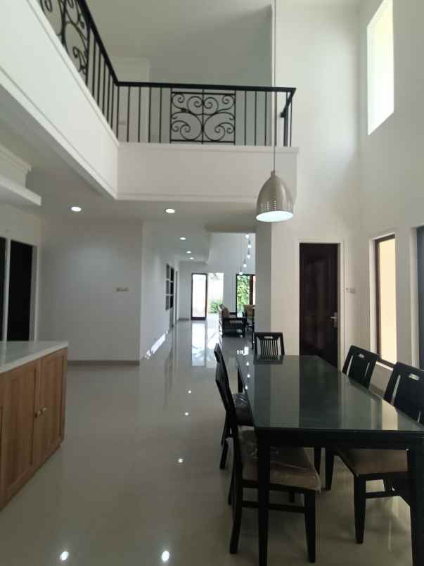 rumah bagus siap huni dengan private swimming pool