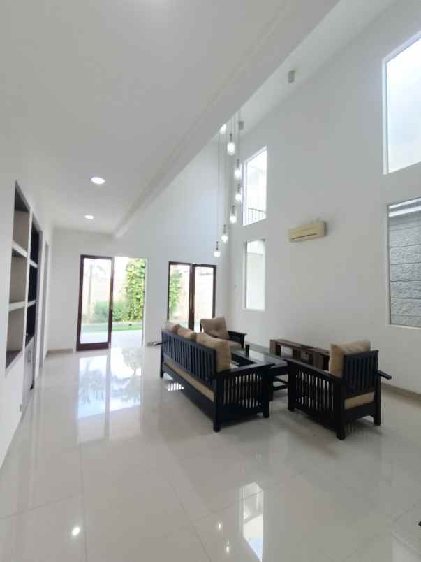 rumah bagus siap huni dengan private swimming pool