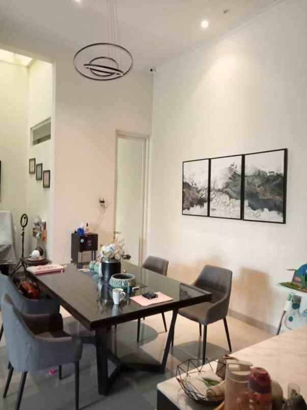 rumah bagus terawat surabaya timur