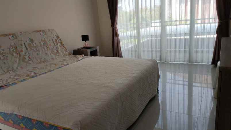 rumah beserta furnish bagus wisata bukit mas