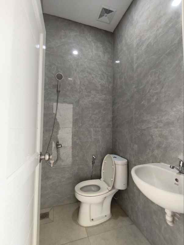 rumah cibubur jakarta timur tidak sampai 1m