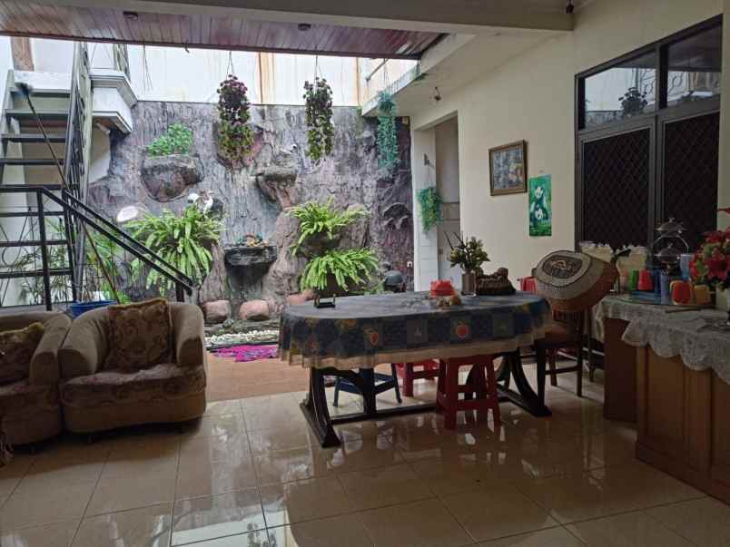 rumah darmo harapan hadap selatan barat