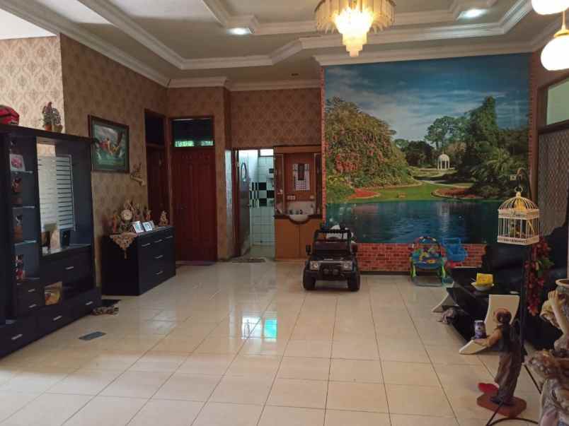 rumah darmo harapan hadap selatan barat