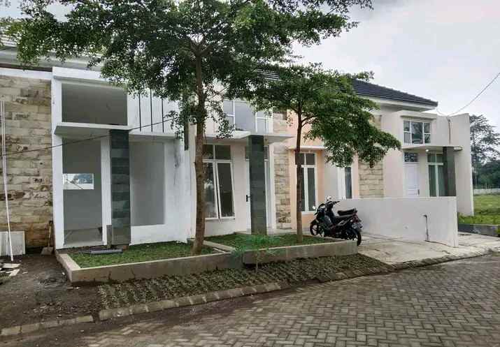 rumah dekat ponpes modern al rifai dan ponpes annur