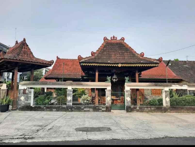 rumah etnik jawa hook dekat kampus ugm