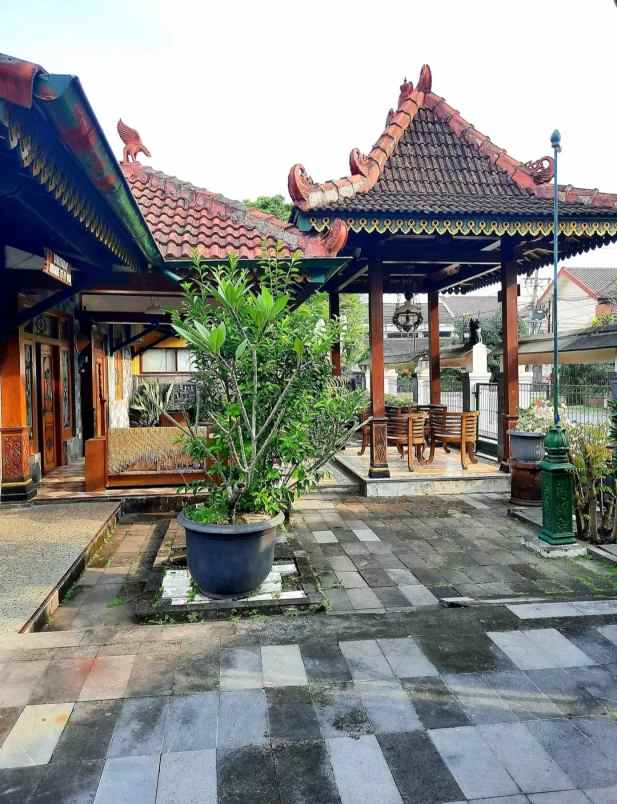 rumah etnik jawa hook dekat kampus ugm