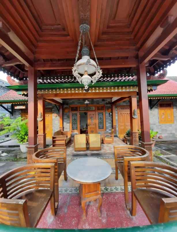 rumah etnik jawa hook dekat kampus ugm