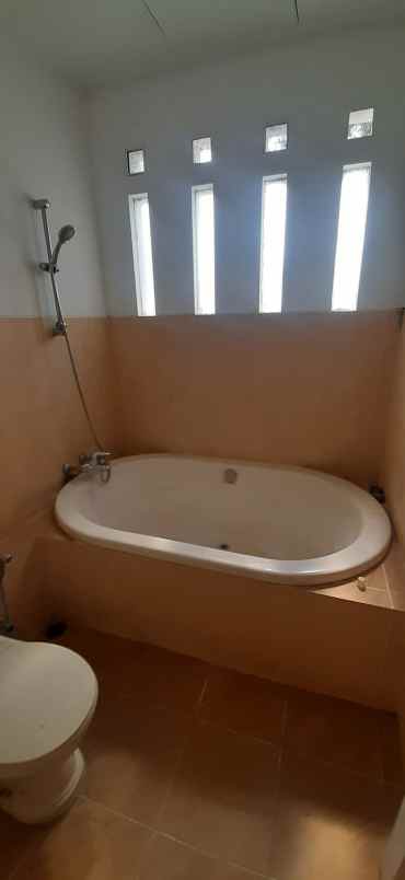 rumah gaya eropa di kawasan dago bandung