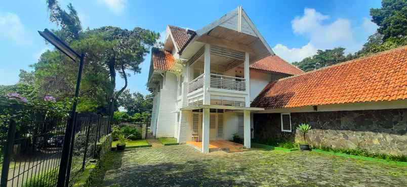 rumah gaya eropa di kawasan dago bandung