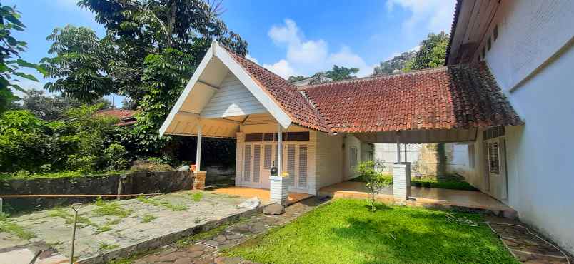 rumah gaya eropa di kawasan dago bandung
