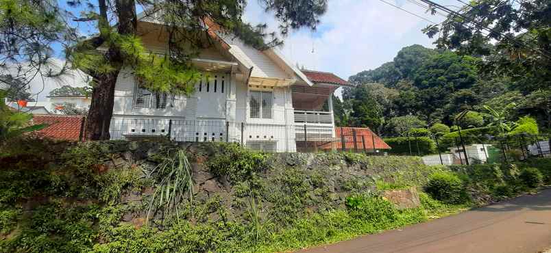 rumah gaya eropa di kawasan dago bandung