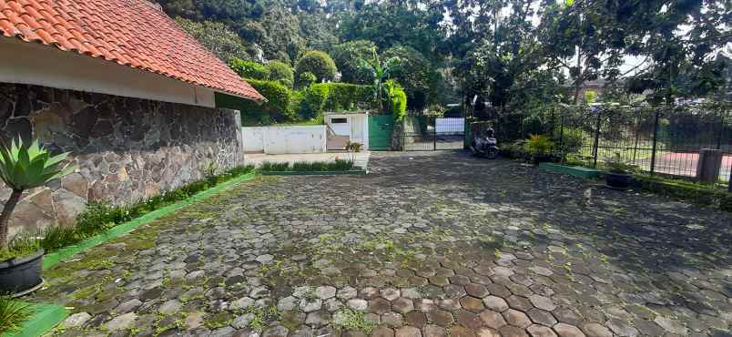 rumah gaya eropa di kawasan dago bandung