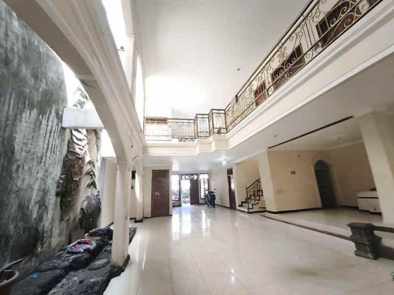 rumah ketintang sangat terawat strategis