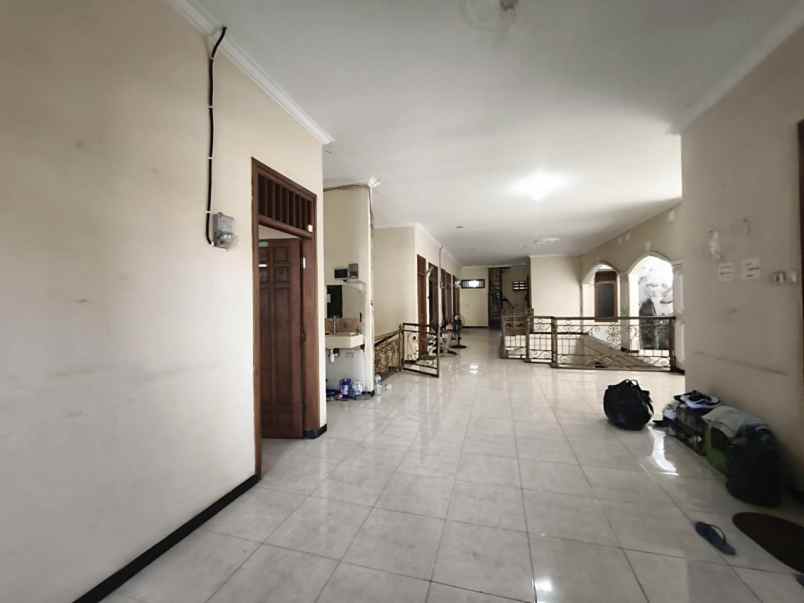 rumah ketintang sangat terawat strategis