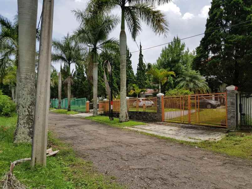 rumah luas terawat dekat alun alun lembang bandung