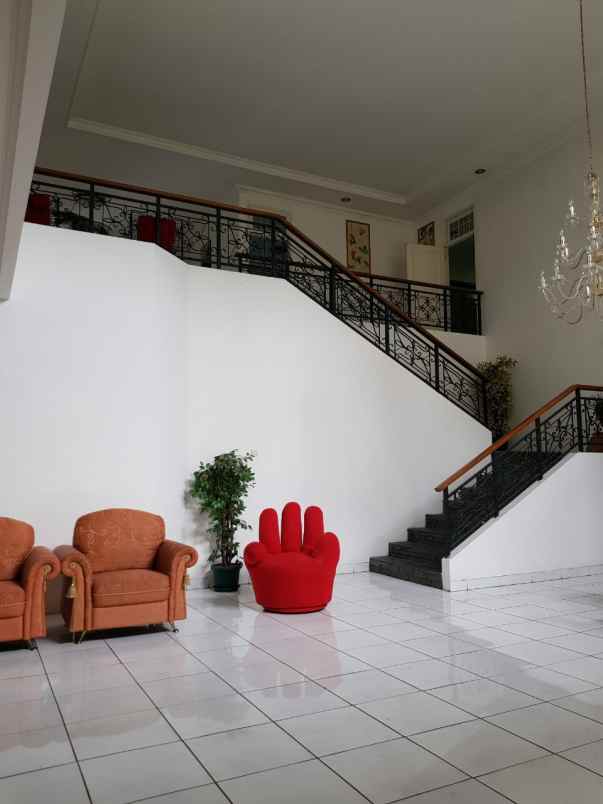 rumah luas terawat dekat alun alun lembang bandung