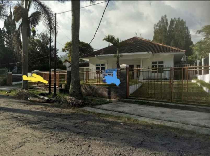 rumah luas terawat dekat alun alun lembang bandung