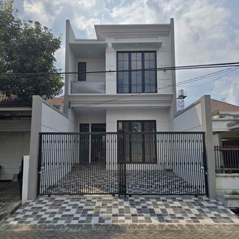 rumah manyar jaya new minimalis strategis row 3 mobil