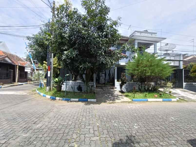 rumah mewah siap huni plus perabot di araya