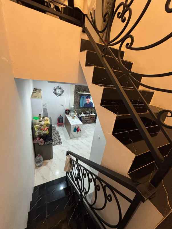 rumah modern 2 lantai jagakarsa