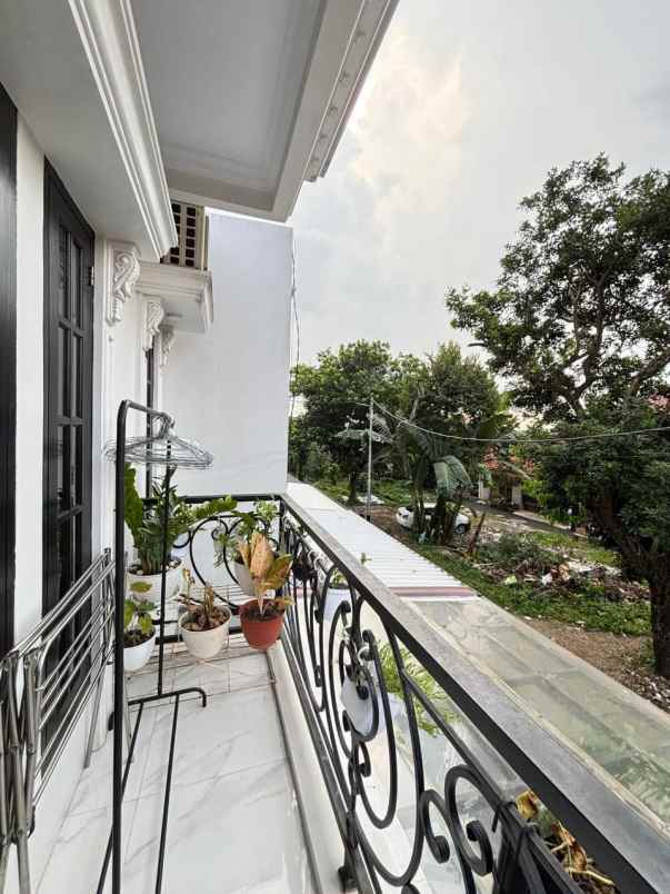 rumah modern 2 lantai jagakarsa