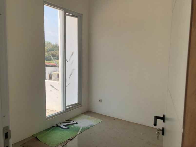 rumah modern dalam cluster nyaman dekat pasar godean