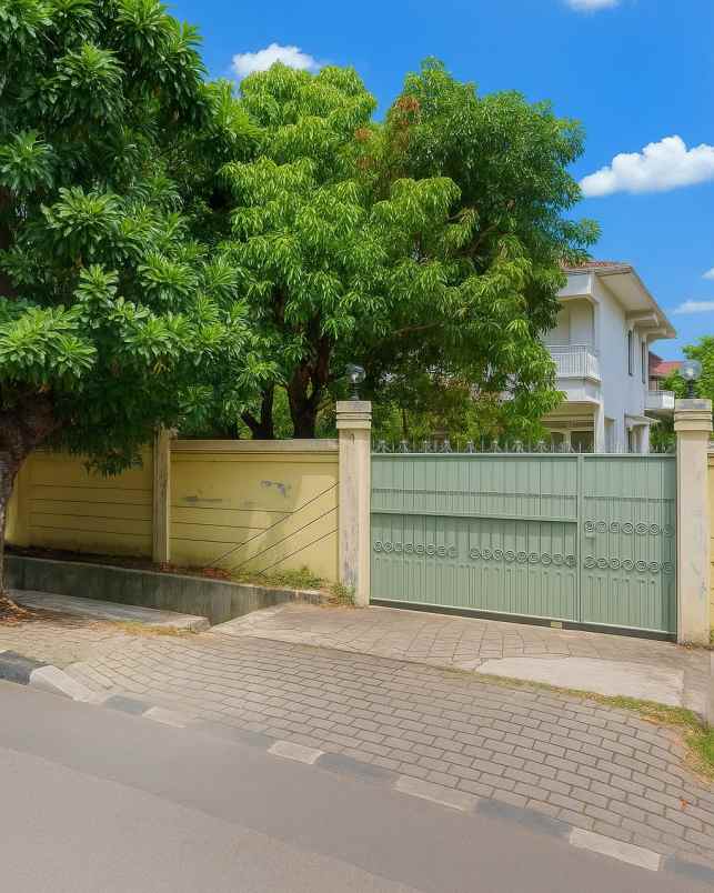 rumah raya kenjeran strategis