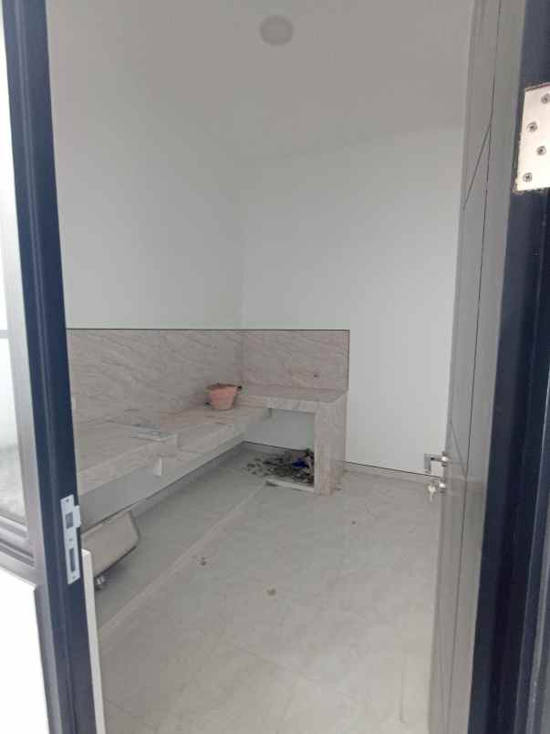 rumah raya sutorejo baru 2 lantai row jalan 5 mobil