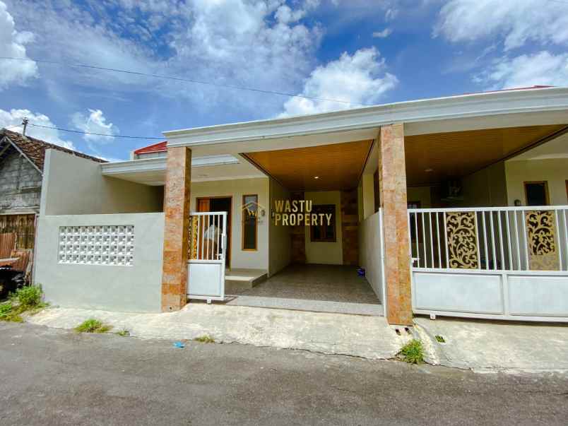 rumah semi furnish di uii jakal sleman 800jt nego