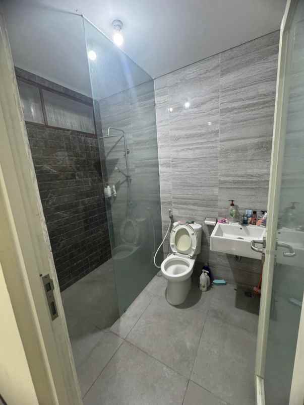 rumah siap huni 2 lantai semi furnished di wonorejo