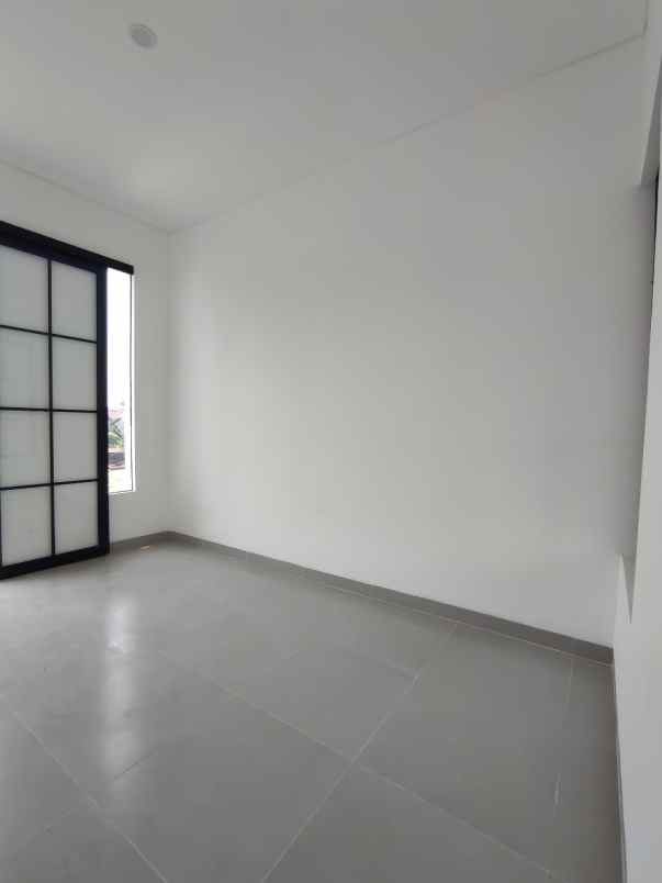 rumah syariah 2 lantai dekat tol kota wisata