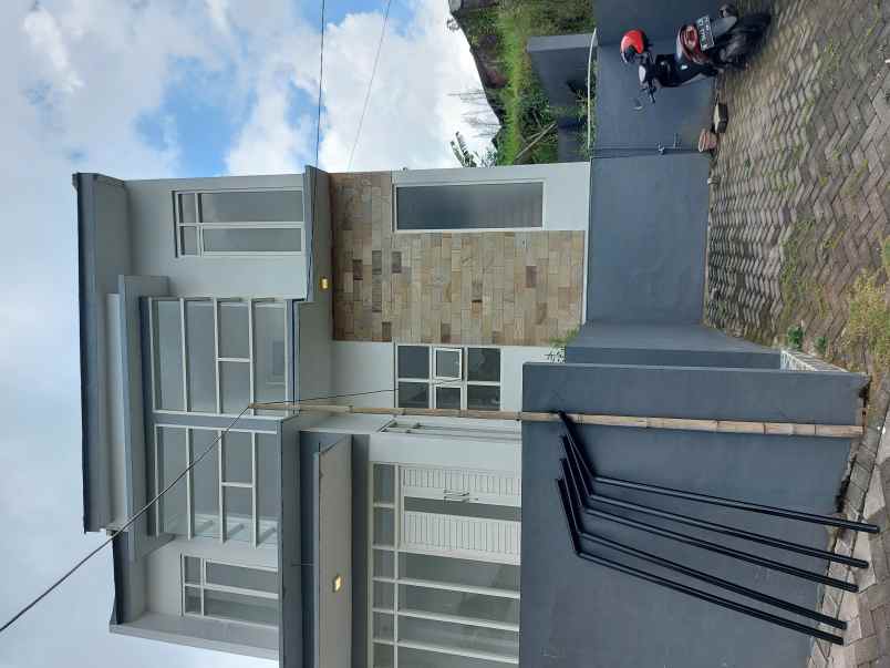 rumah villa 3 lantai dekat jatim park 3
