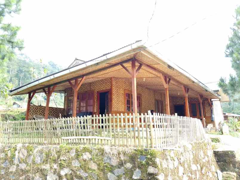 vila kolam ikan dekat sungai view bagus