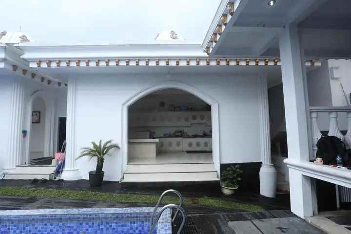 villa lembang bandung mewah