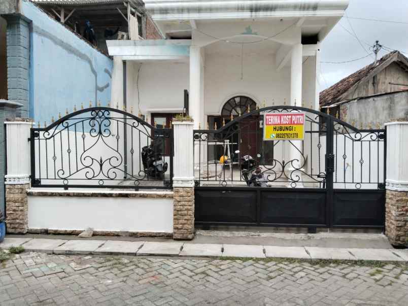 Kost Putri Pasutri - Rumah Besar Di Manukan Surabaya Barat