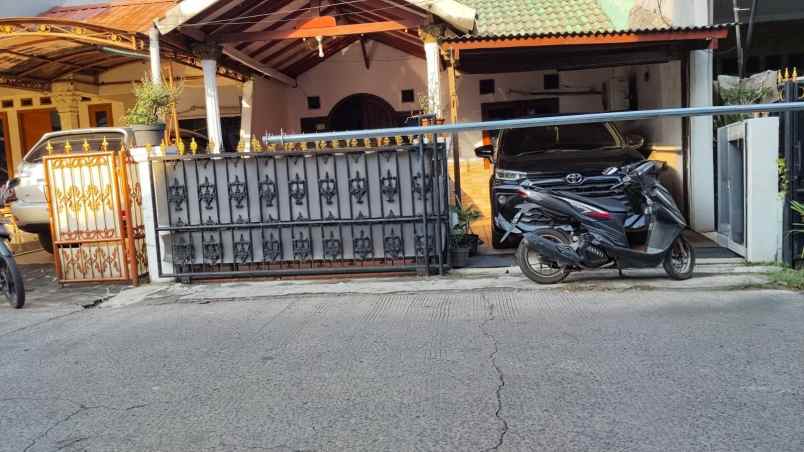 dijual cepat rumah 2 mobil strategis di harapan baru 1