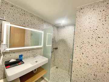 dijual hotel jalan margomulyo