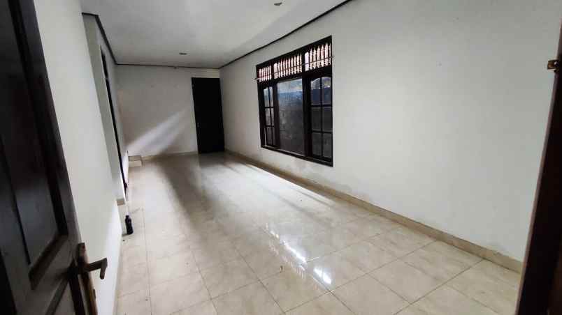 dijual rumah 2 lantai di tengah kota denpasar